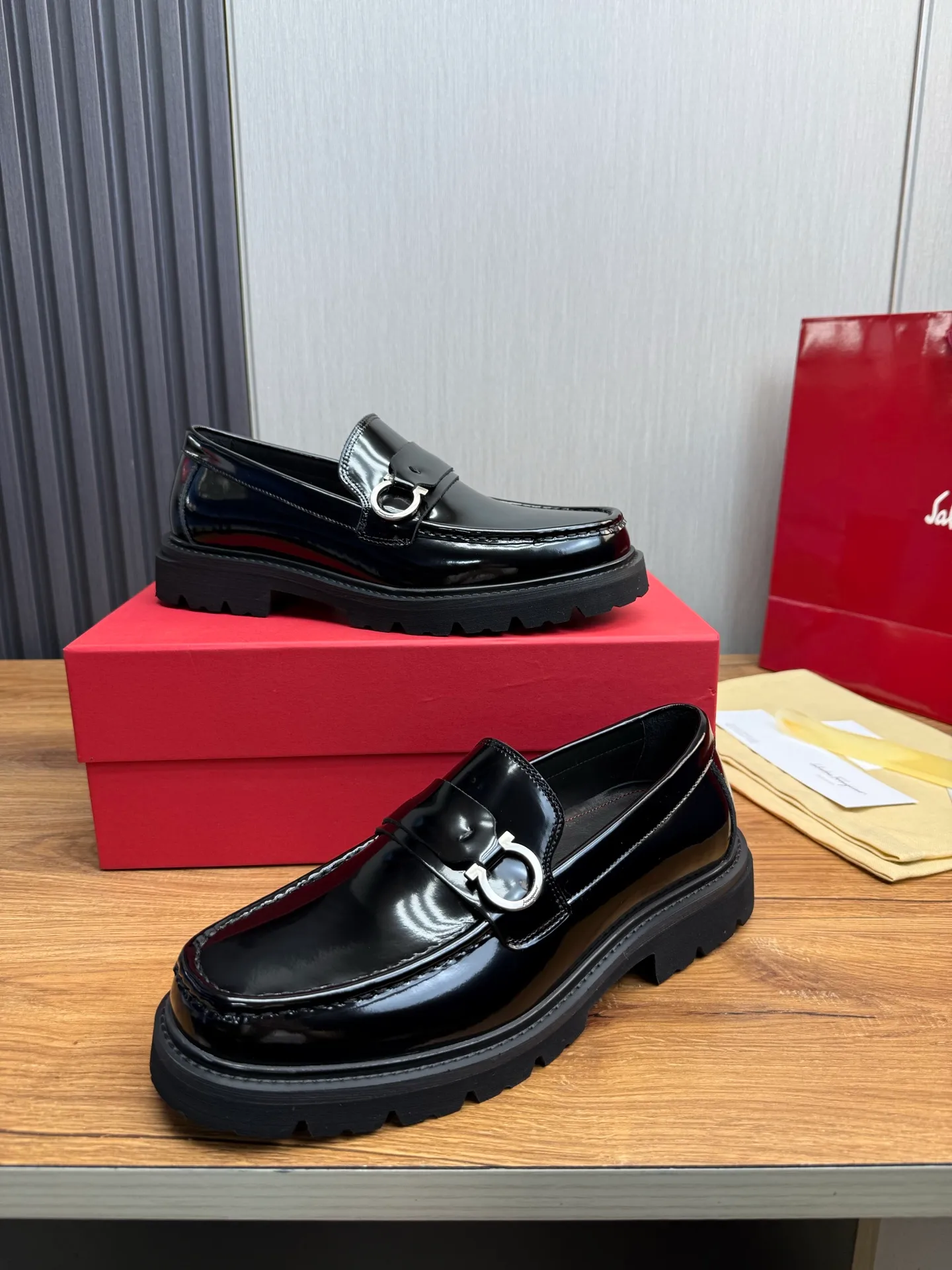 Men's shoes 💰880💰 Ferragamo. [Ferragamo] Men's Loaf leather shoes, the latest hot style, 1:1 original purchase quality, top quality, imported open-edge beaded cowhide leather on the upper, hand-made three-dimensional stitching highlights the round toe design, the inner feet are made of imported cowhide, with original wear-resistant rubber outsole, matching code 39-44, (38, 45 custom-made, non-refundable)